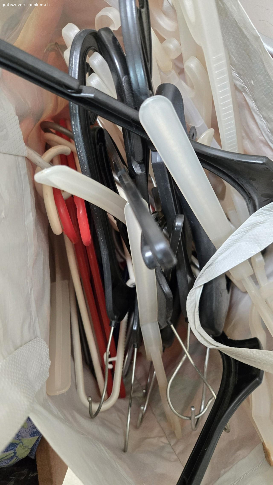 Kleiderbügel. verschiedene Kleiderbügel zum Abholen