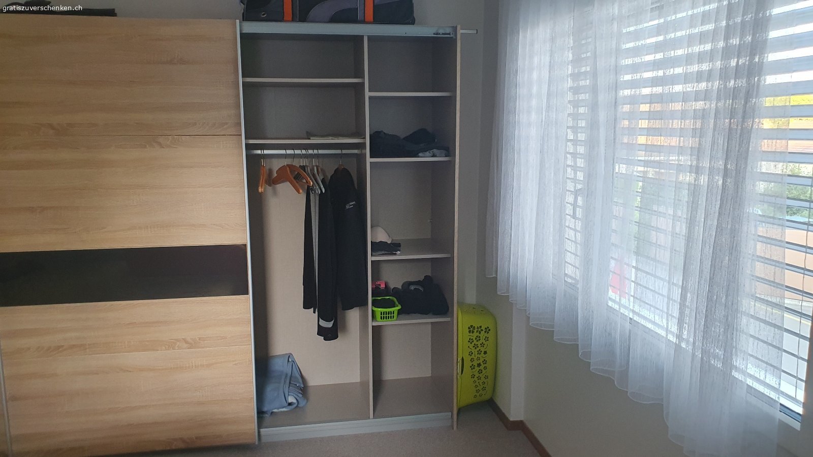 Kleiderschaft. Wegen Wohnungsauflösung Gratis abzugeben, ca 8 Jahre alter Kleiderschaft mit Schiebetüren, daher sehr platzsparend. Alle teile sind durch nummeriert, deshalb auch wieder einfache Montage. Masse: L 230 x H 210 x T 60 Cm
keine Beschädigungen, Schwebetüren laufen einwandfrei.
Es werden Keine E-Mails beantwortet, nur Anrufe!