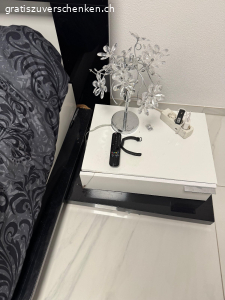 Kleiderschrank, Bettgestell, Lattenrost und Matratze