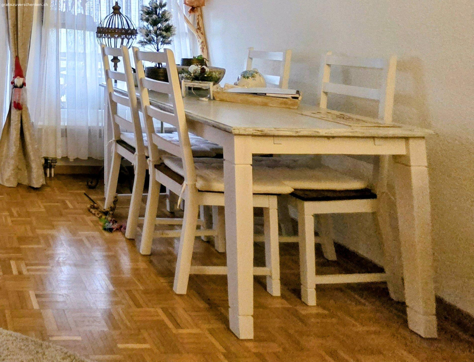Kleiderschrank Esstisch Kommode. Zu Verschenken 
Alles in gutem Zustand. Habe noch einen Bartisch mit 4 Hocker.  Sofort abholbereit.