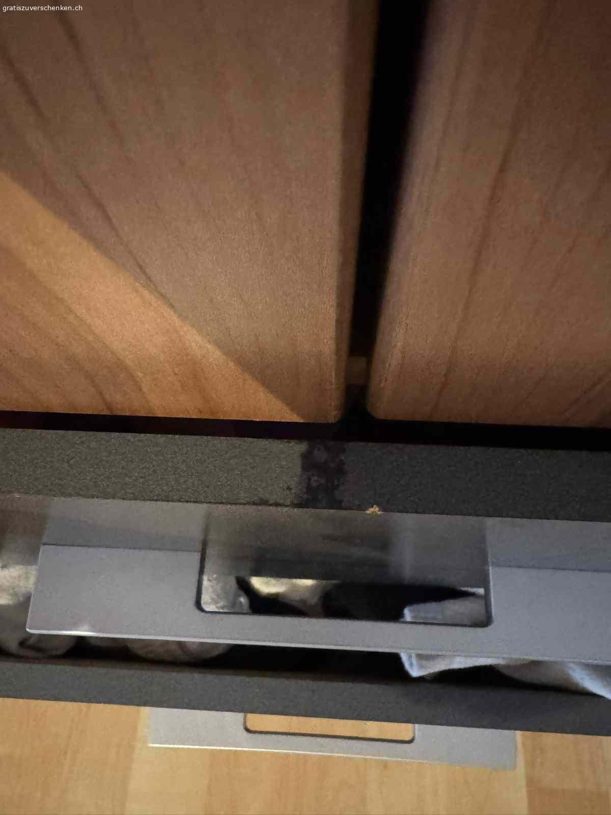 Kleiderschrank gebraucht. Wir verschenken einen gebrauchten Kleiderschrank, er hat einige kleinere Gebrauchsspuren (siehe Fotos), aber funktioniert noch einwandfrei. 
2x Spiegeltüren 
2x Fächer für Socken etc.
Mehrere Fächer und eine Stange zum Kleider aufhängen. 
Breite: 180 cm
Tiefe: 55 cm
Höhe: 210 cm 

Der Schrank befindet sich im 4.OG einer Altbauwohnung OHNE LIFT, nur Selbstabholung.