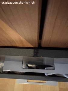 Kleiderschrank gebraucht. Wir verschenken einen gebrauchten Kleiderschrank, er hat einige kleinere Gebrauchsspuren (siehe Fotos), aber funktioniert noch einwandfrei. 
2x Spiegeltüren 
2x Fächer für Socken etc.
Mehrere Fächer und eine Stange zum Kleider aufhängen. 
Breite: 180 cm
Tiefe: 55 cm
Höhe: 210 cm 

Der Schrank befindet sich im 4.OG einer Altbauwohnung OHNE LIFT, nur Selbstabholung.