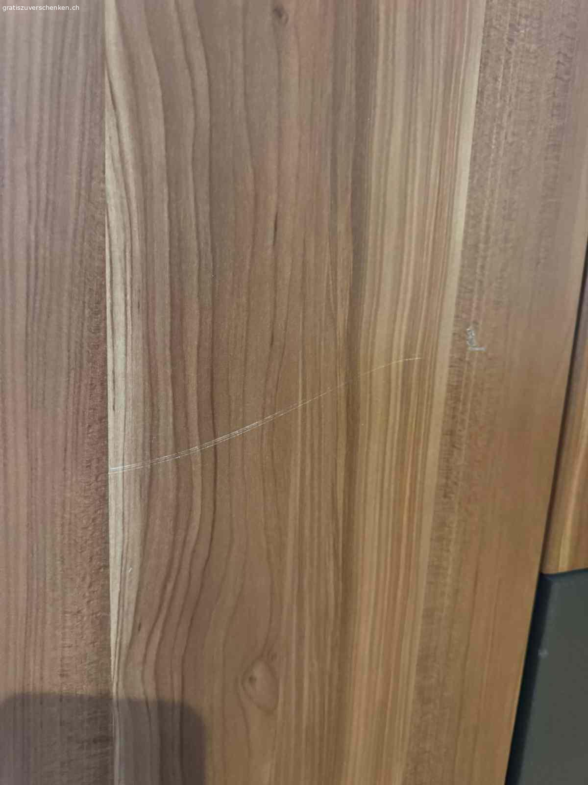 Kleiderschrank gebraucht. Wir verschenken einen gebrauchten Kleiderschrank, er hat einige kleinere Gebrauchsspuren (siehe Fotos), aber funktioniert noch einwandfrei. 
2x Spiegeltüren 
2x Fächer für Socken etc.
Mehrere Fächer und eine Stange zum Kleider aufhängen. 
Breite: 180 cm
Tiefe: 55 cm
Höhe: 210 cm 

Der Schrank befindet sich im 4.OG einer Altbauwohnung OHNE LIFT, nur Selbstabholung.