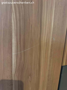 Kleiderschrank gebraucht. Wir verschenken einen gebrauchten Kleiderschrank, er hat einige kleinere Gebrauchsspuren (siehe Fotos), aber funktioniert noch einwandfrei. 
2x Spiegeltüren 
2x Fächer für Socken etc.
Mehrere Fächer und eine Stange zum Kleider aufhängen. 
Breite: 180 cm
Tiefe: 55 cm
Höhe: 210 cm 

Der Schrank befindet sich im 4.OG einer Altbauwohnung OHNE LIFT, nur Selbstabholung.