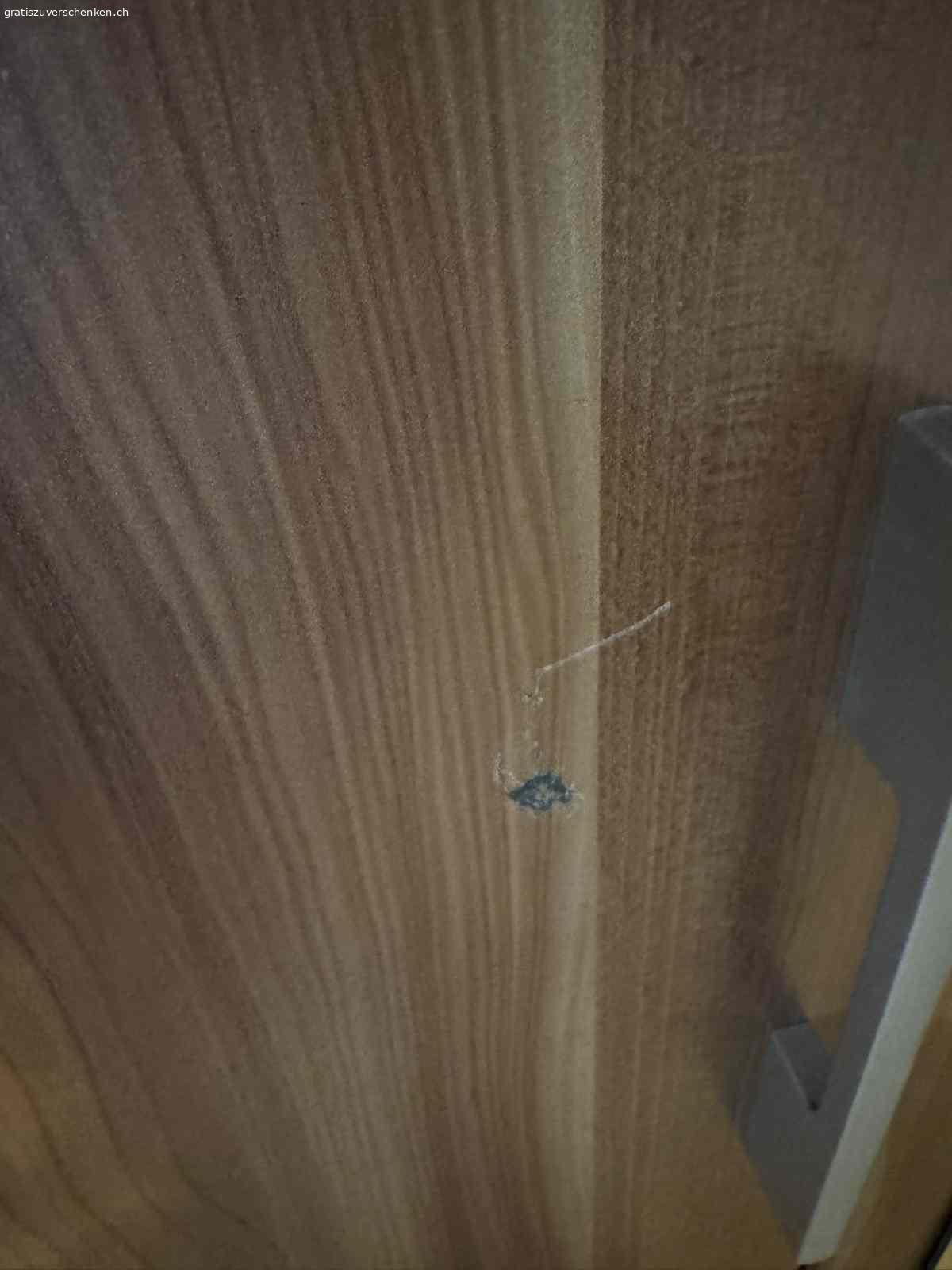 Kleiderschrank gebraucht. Wir verschenken einen gebrauchten Kleiderschrank, er hat einige kleinere Gebrauchsspuren (siehe Fotos), aber funktioniert noch einwandfrei. 
2x Spiegeltüren 
2x Fächer für Socken etc.
Mehrere Fächer und eine Stange zum Kleider aufhängen. 
Breite: 180 cm
Tiefe: 55 cm
Höhe: 210 cm 

Der Schrank befindet sich im 4.OG einer Altbauwohnung OHNE LIFT, nur Selbstabholung.