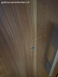 Kleiderschrank gebraucht. Wir verschenken einen gebrauchten Kleiderschrank, er hat einige kleinere Gebrauchsspuren (siehe Fotos), aber funktioniert noch einwandfrei. 
2x Spiegeltüren 
2x Fächer für Socken etc.
Mehrere Fächer und eine Stange zum Kleider aufhängen. 
Breite: 180 cm
Tiefe: 55 cm
Höhe: 210 cm 

Der Schrank befindet sich im 4.OG einer Altbauwohnung OHNE LIFT, nur Selbstabholung.