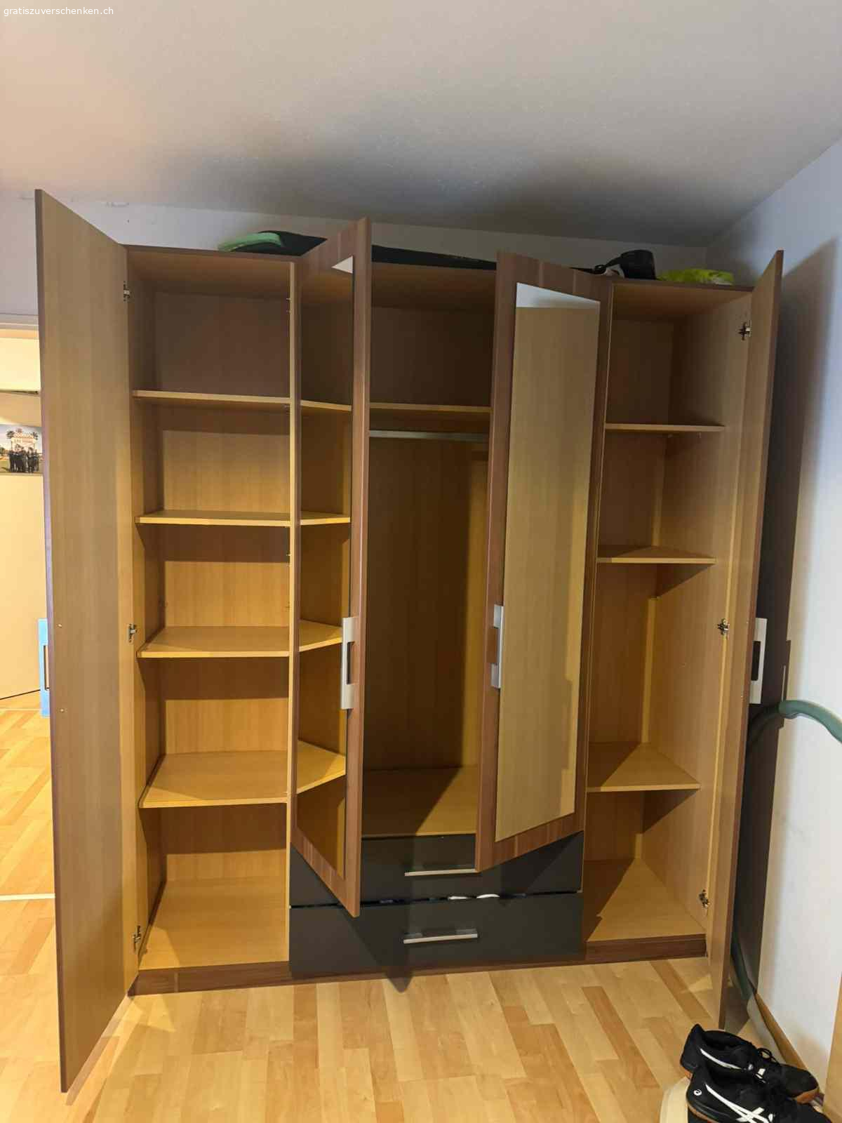 Kleiderschrank gebraucht. Wir verschenken einen gebrauchten Kleiderschrank, er hat einige kleinere Gebrauchsspuren (siehe Fotos), aber funktioniert noch einwandfrei. 
2x Spiegeltüren 
2x Fächer für Socken etc.
Mehrere Fächer und eine Stange zum Kleider aufhängen. 
Breite: 180 cm
Tiefe: 55 cm
Höhe: 210 cm 

Der Schrank befindet sich im 4.OG einer Altbauwohnung OHNE LIFT, nur Selbstabholung.