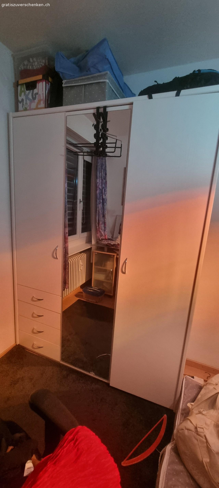 Kleiderschrank gratis. breite ca.150 cm muss selber abgebaut und abtransportiert werden.

Bei Interesse whatsapp…