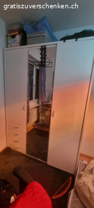 Kleiderschrank gratis. breite ca.150 cm muss selber abgebaut und abtransportiert werden.

Bei Interesse whatsapp…