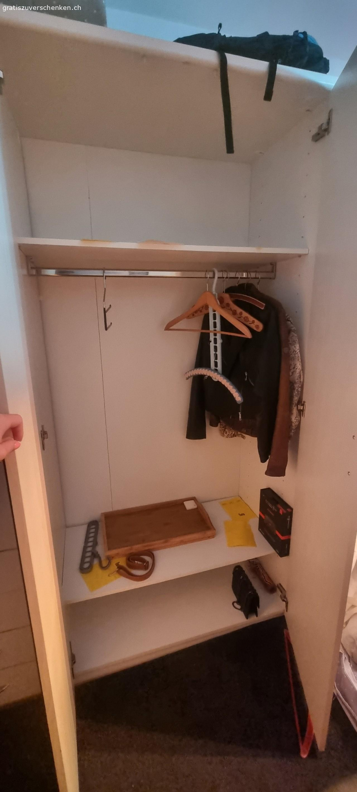 Kleiderschrank gratis. breite ca.150 cm muss selber abgebaut und abtransportiert werden.

Bei Interesse whatsapp…