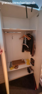 Kleiderschrank gratis. breite ca.150 cm muss selber abgebaut und abtransportiert werden.

Bei Interesse whatsapp…