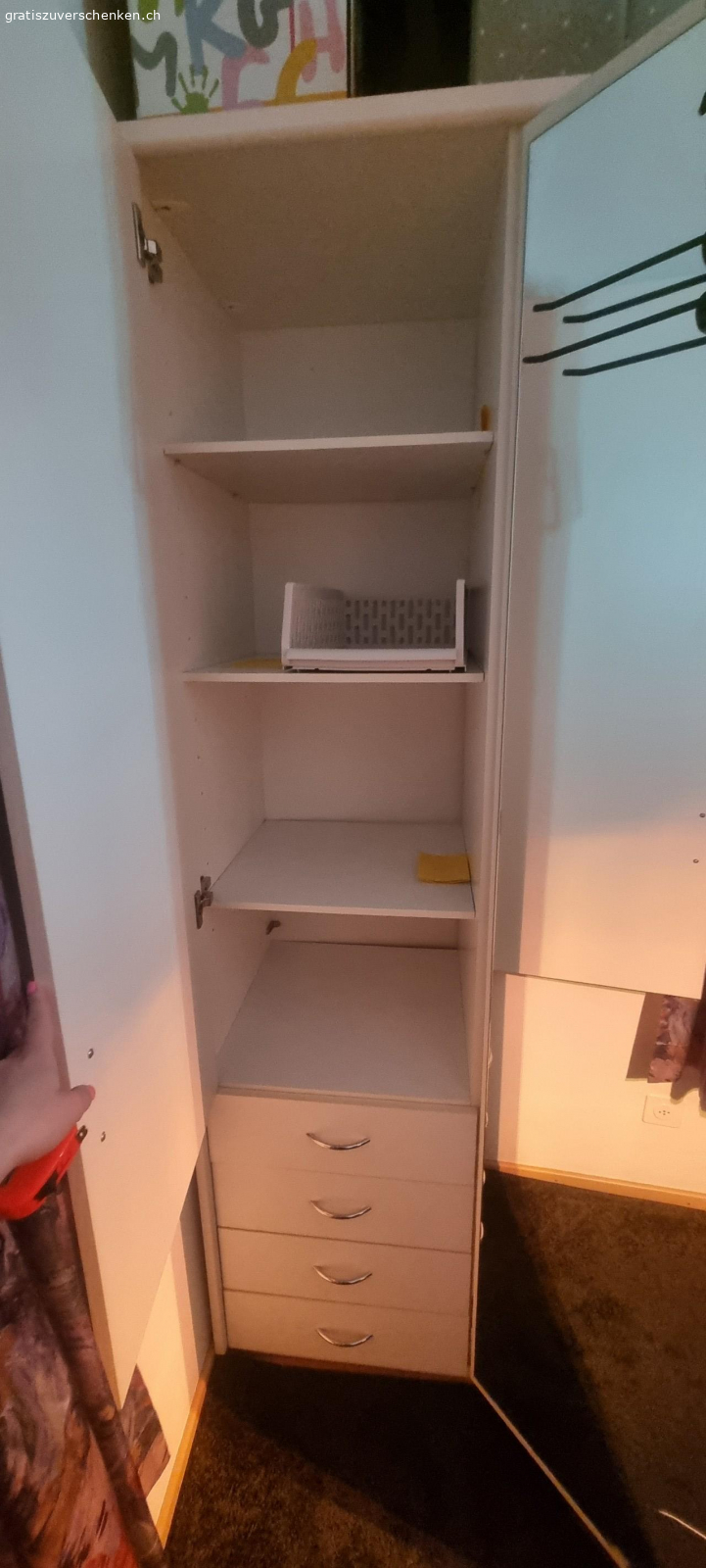 Kleiderschrank gratis. breite ca.150 cm muss selber abgebaut und abtransportiert werden.

Bei Interesse whatsapp…