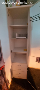 Kleiderschrank gratis. breite ca.150 cm muss selber abgebaut und abtransportiert werden.

Bei Interesse whatsapp…