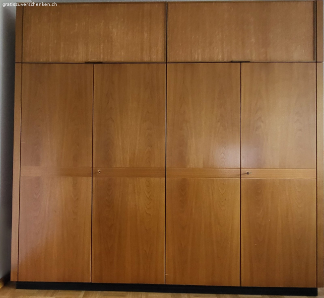 Kleiderschrank in Eichenholz-Optik – GRATIS