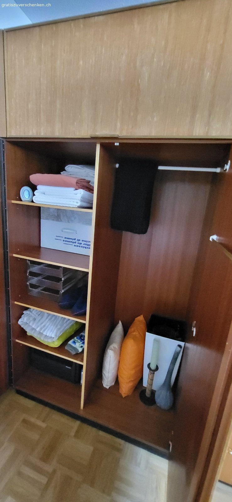 Kleiderschrank & Kommode in Eichenholz-Optik – GRATIS. Gut erhaltener, praktischer Kleiderschrank inkl. passender Kommode in Eichenholz-Optik gratis abzugeben.

Kleiderschrank:
B 220 cm × H 210 cm × T 60 cm
Viel Stauraum mit Kleiderstange und Fächern

Kommode:
B 110 cm × H 60 cm × T 60 cm
Ideal als Ergänzung für zusätzlichen Stauraum

Bei Interesse gerne melden