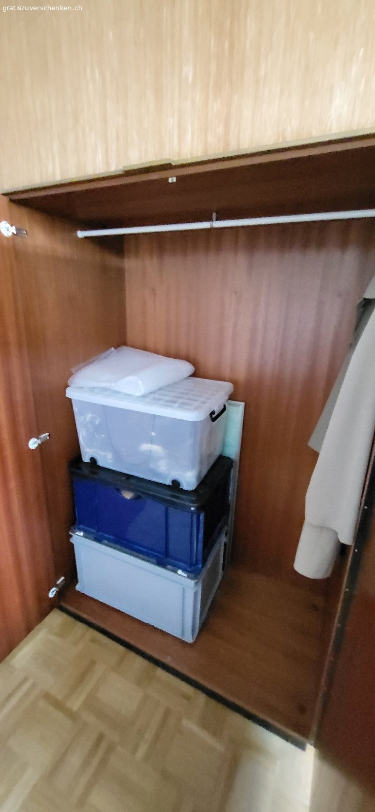 Kleiderschrank & Kommode in Eichenholz-Optik – GRATIS. Gut erhaltener, praktischer Kleiderschrank inkl. passender Kommode in Eichenholz-Optik gratis abzugeben.

Kleiderschrank:
B 220 cm × H 210 cm × T 60 cm
Viel Stauraum mit Kleiderstange und Fächern

Kommode:
B 110 cm × H 60 cm × T 60 cm
Ideal als Ergänzung für zusätzlichen Stauraum

Bei Interesse gerne melden