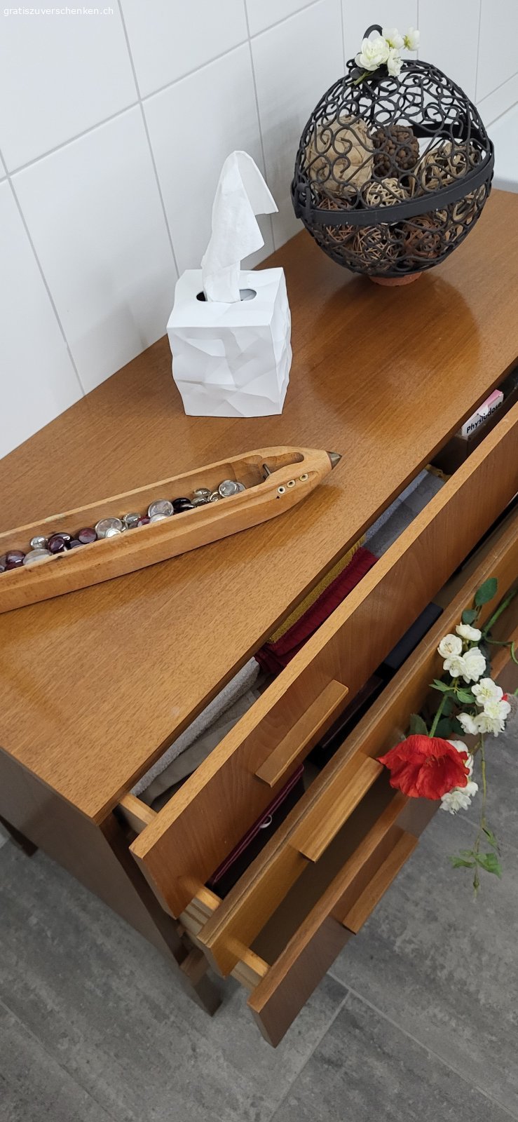 Kleiderschrank & Kommode in Eichenholz-Optik – GRATIS. Gut erhaltener, praktischer Kleiderschrank inkl. passender Kommode in Eichenholz-Optik gratis abzugeben.

Kleiderschrank:
B 220 cm × H 210 cm × T 60 cm
Viel Stauraum mit Kleiderstange und Fächern

Kommode:
B 110 cm × H 60 cm × T 60 cm
Ideal als Ergänzung für zusätzlichen Stauraum

Bei Interesse gerne melden
