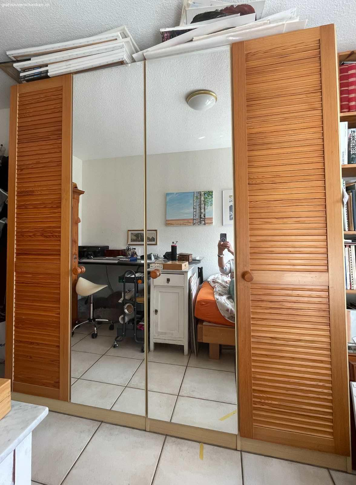 Kleiderschrank mit 4 Türen. Kleiderschrank mit 4 Türen. 
Breite 205 cm, Höhe 220 cm, Tiefe 60 cm. 
Muss selbst abgebaut und transportiert werden.