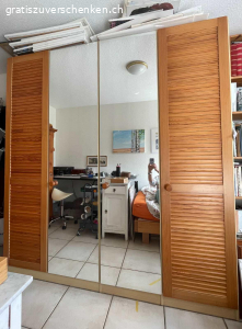 Kleiderschrank mit 4 Türen. Kleiderschrank mit 4 Türen. 
Breite 205 cm, Höhe 220 cm, Tiefe 60 cm. 
Muss selbst abgebaut und transportiert werden.