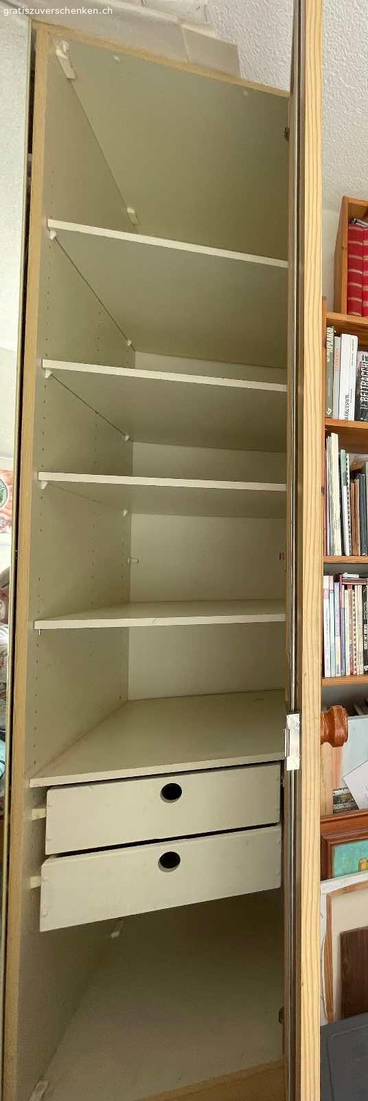 Kleiderschrank mit 4 Türen. Kleiderschrank mit 4 Türen. 
Breite 205 cm, Höhe 220 cm, Tiefe 60 cm. 
Muss selbst abgebaut und transportiert werden.