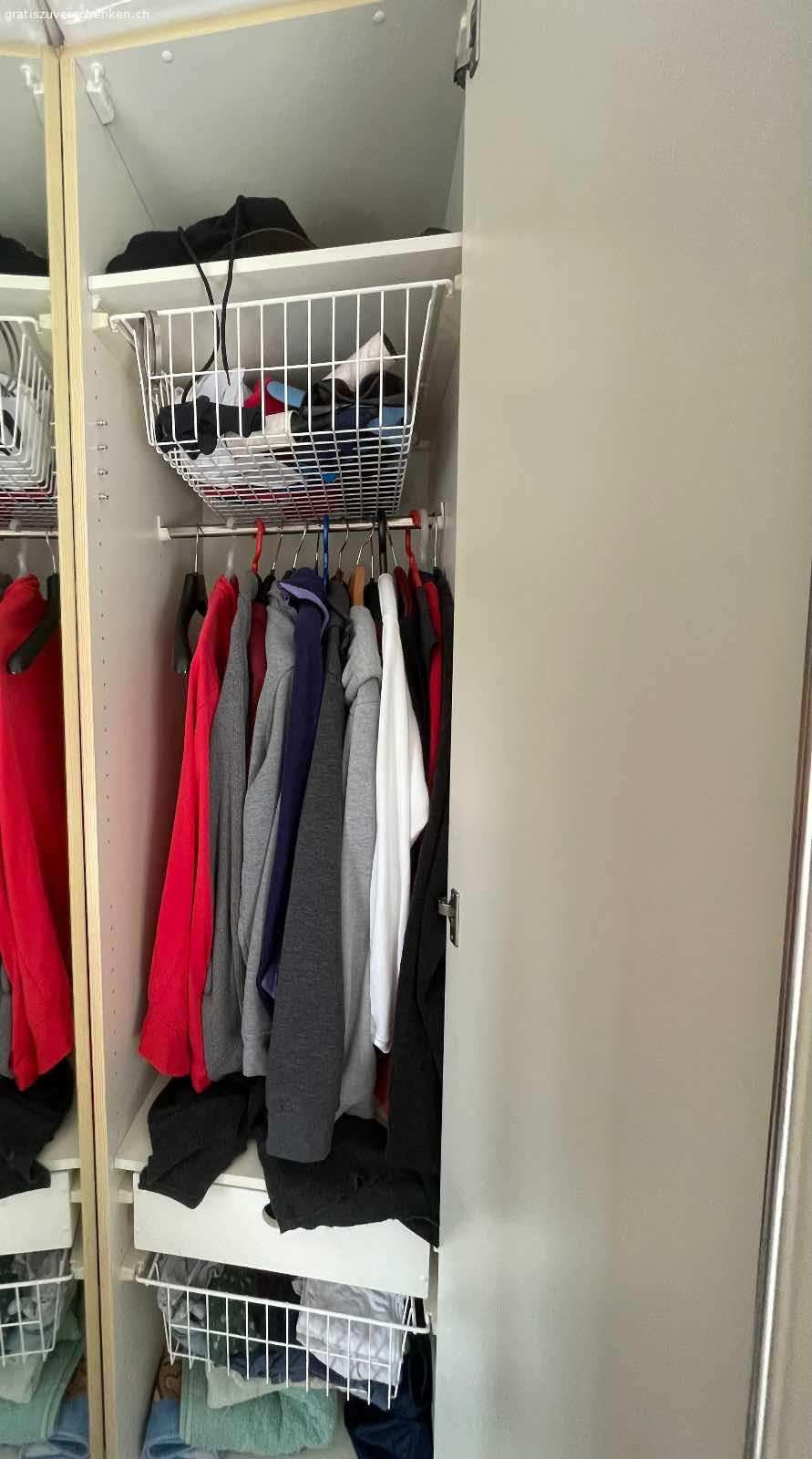 Kleiderschrank mit 4 Türen. Kleiderschrank mit 4 Türen. 
Breite 205 cm, Höhe 220 cm, Tiefe 60 cm. 
Muss selbst abgebaut und transportiert werden.