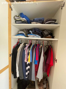 Kleiderschrank mit 4 Türen. Kleiderschrank mit 4 Türen. 
Breite 205 cm, Höhe 220 cm, Tiefe 60 cm. 
Muss selbst abgebaut und transportiert werden.