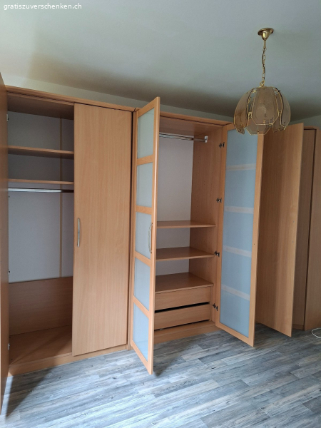 Kleiderschrank zu verschenken