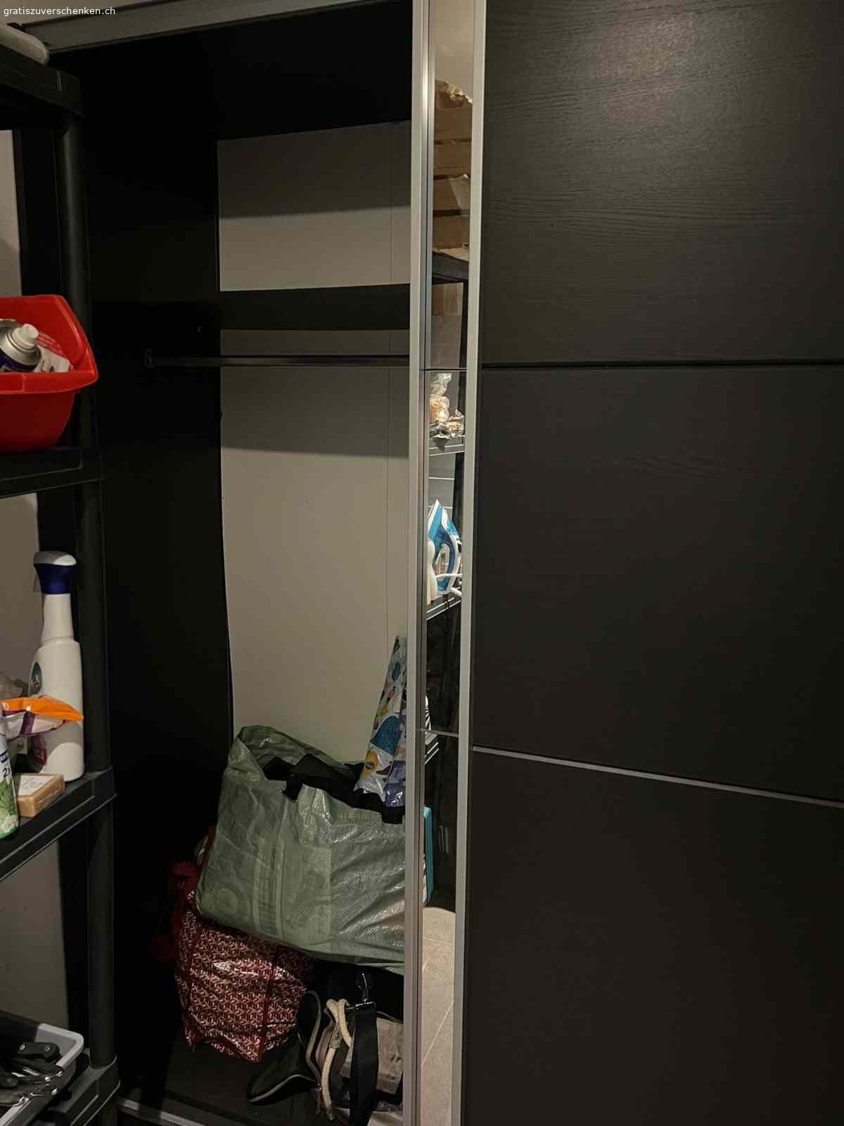 KLEIDERSCHRANK. Verschenke Kleiderscherschrank

In gutem zustand muss bis Mittwoch abend angeholt werden.
Ist bereits auseinander genommen