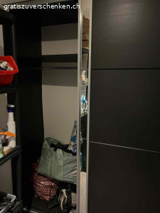 KLEIDERSCHRANK. Verschenke Kleiderscherschrank

In gutem zustand muss bis Mittwoch abend angeholt werden.
Ist bereits auseinander genommen