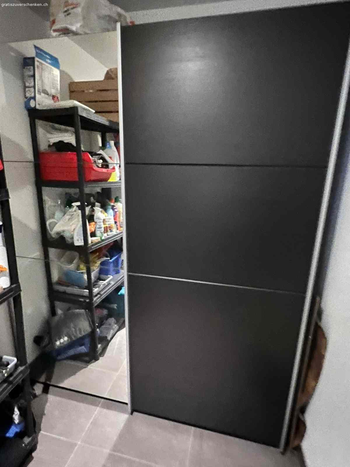 KLEIDERSCHRANK. Verschenke Kleiderscherschrank

In gutem zustand muss bis Mittwoch abend angeholt werden.
Ist bereits auseinander genommen