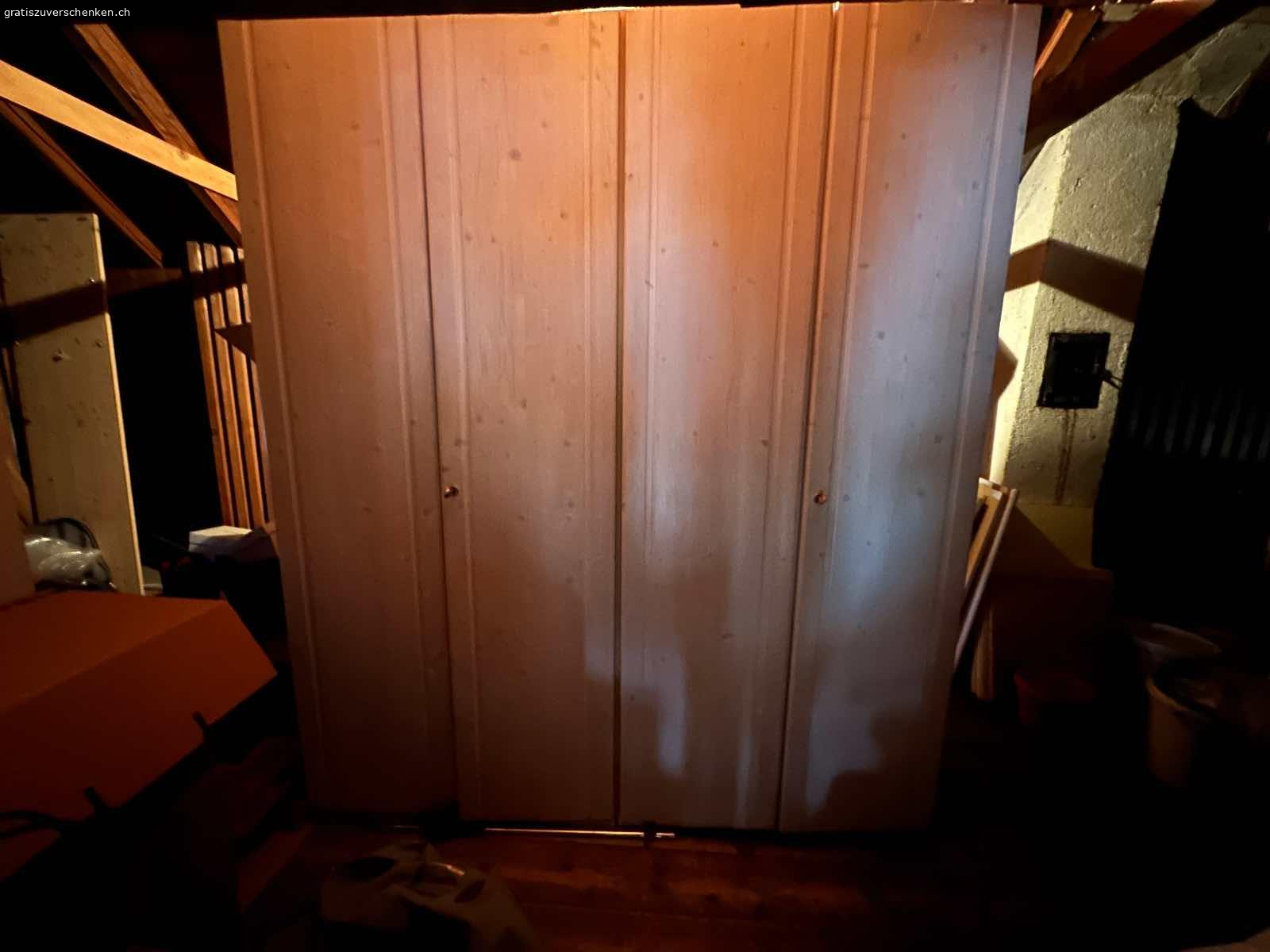 Kleiderschrank. Einwandfreier Kleiderschrank aus hellem geweisstem Holz wegen Umzugs abzugeben