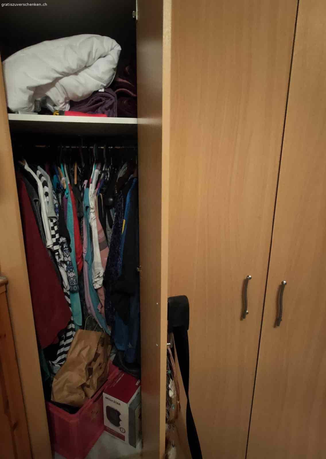 Kleiderschrank. GRATIS!!!
Eckschrank 3türig (2 Teile)
Eckschrank (90x90x210) oder nur die 2türige Seite (90x62x210)
Ohne Inhalt 
muss abmontiert werden