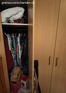 Kleiderschrank. GRATIS!!!
Eckschrank 3türig (2 Teile)
Eckschrank (90x90x210) oder nur die 2türige Seite (90x62x210)
Ohne Inhalt 
muss abmontiert werden