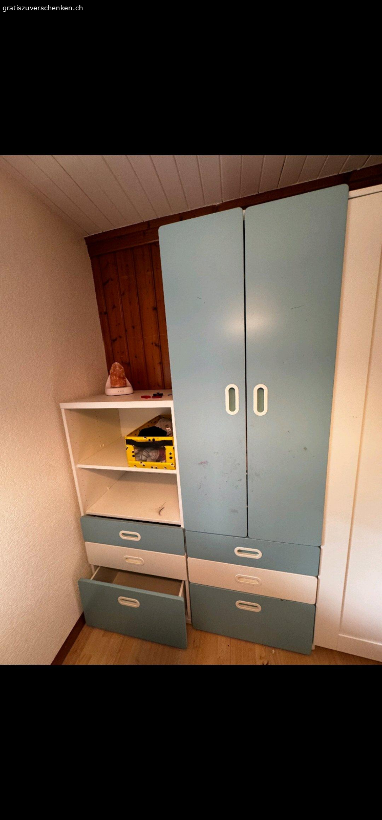 kleiderschrank. kann ab sofort abgeholt werden hatt noch ein kleineres möbel dazu