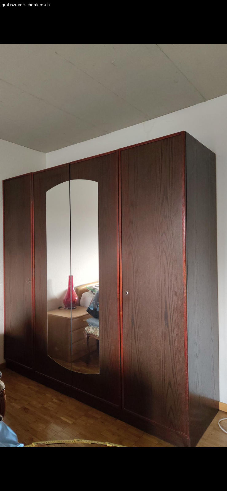 Kleiderschrank. Grosser Schrank 
2.90m breit
58 cm tief
Höhe 2,0 m
Vier Türen 
Hat nur noch einen Schlüssel. Muss in Uster abgeholt werden.