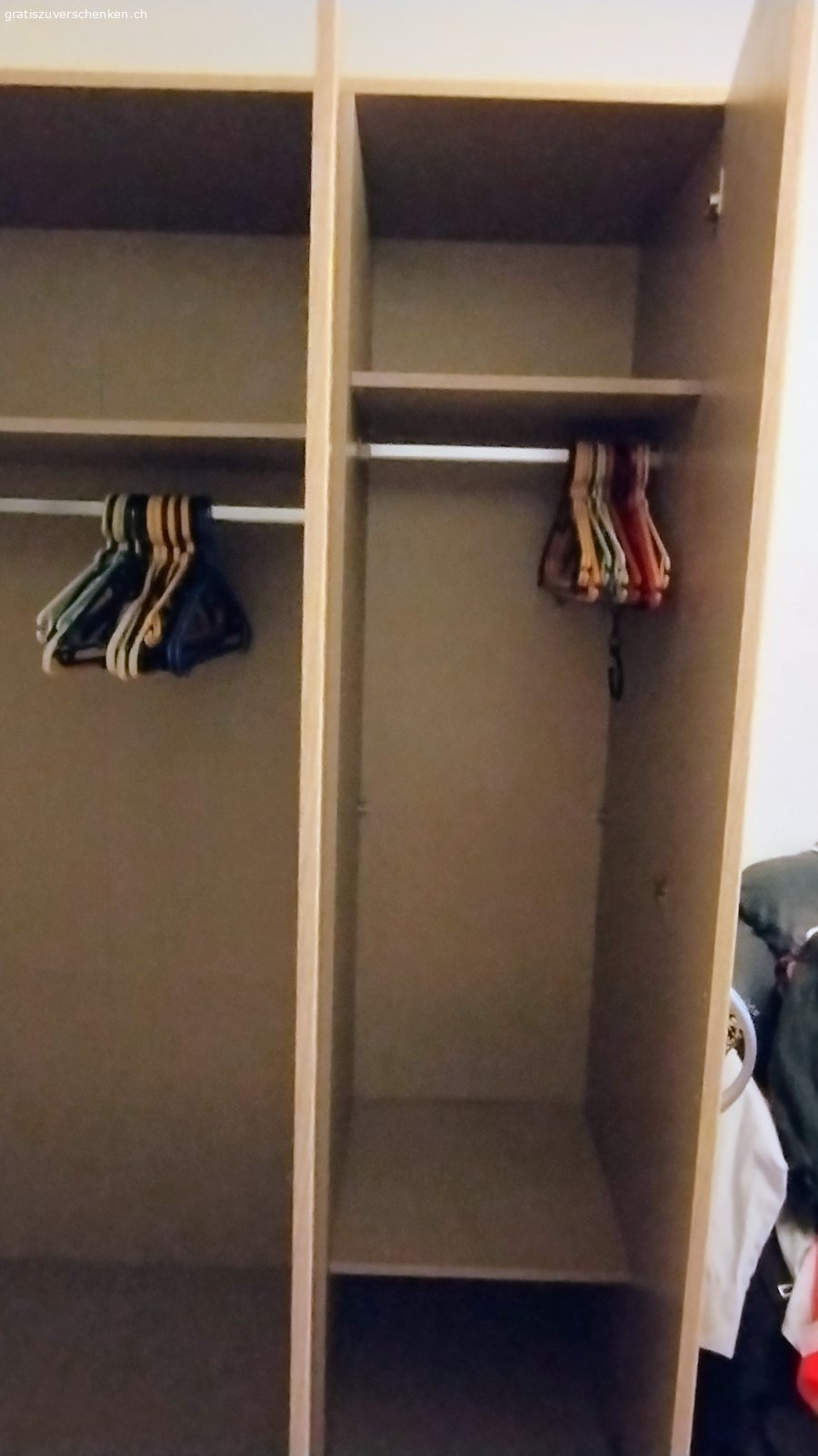 Kleiderschrank. 3 türiger Kleiderschrank zu verschenken
muss abgebaut und abgeholt werden
die eine Türe hat einen leichten defekt, wurde geklebt, ansonsten sehr gut erhalten