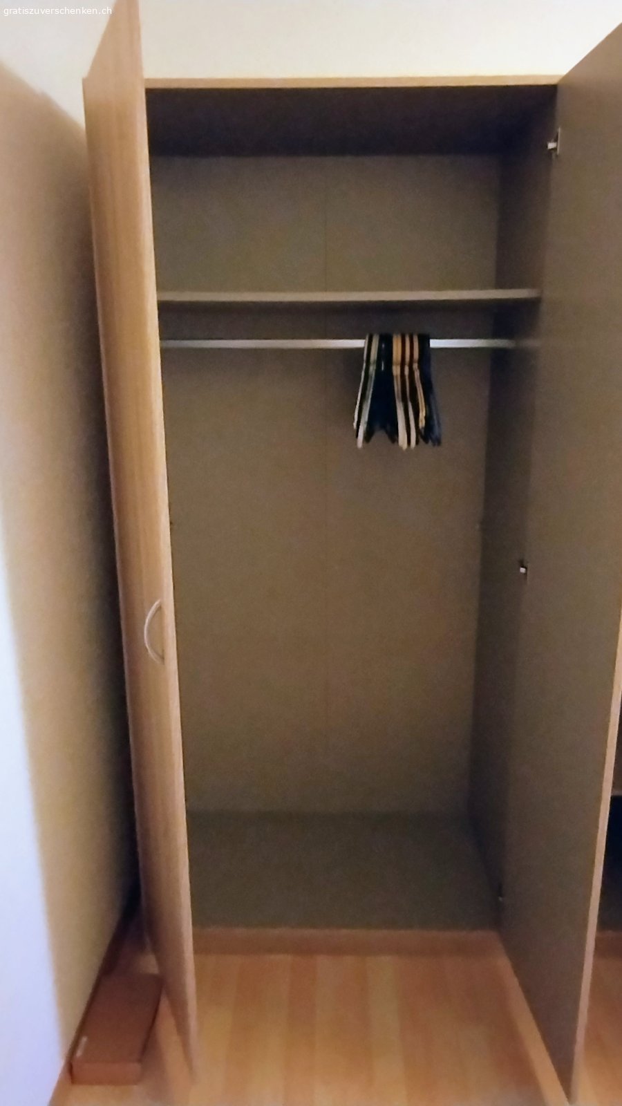 Kleiderschrank. 3 türiger Kleiderschrank zu verschenken
muss abgebaut und abgeholt werden
die eine Türe hat einen leichten defekt, wurde geklebt, ansonsten sehr gut erhalten