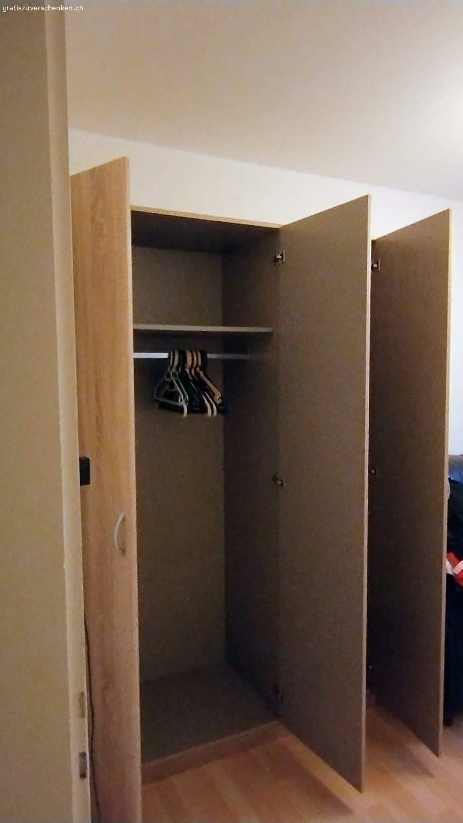 Kleiderschrank. 3 türiger Kleiderschrank zu verschenken
muss abgebaut und abgeholt werden
die eine Türe hat einen leichten defekt, wurde geklebt, ansonsten sehr gut erhalten