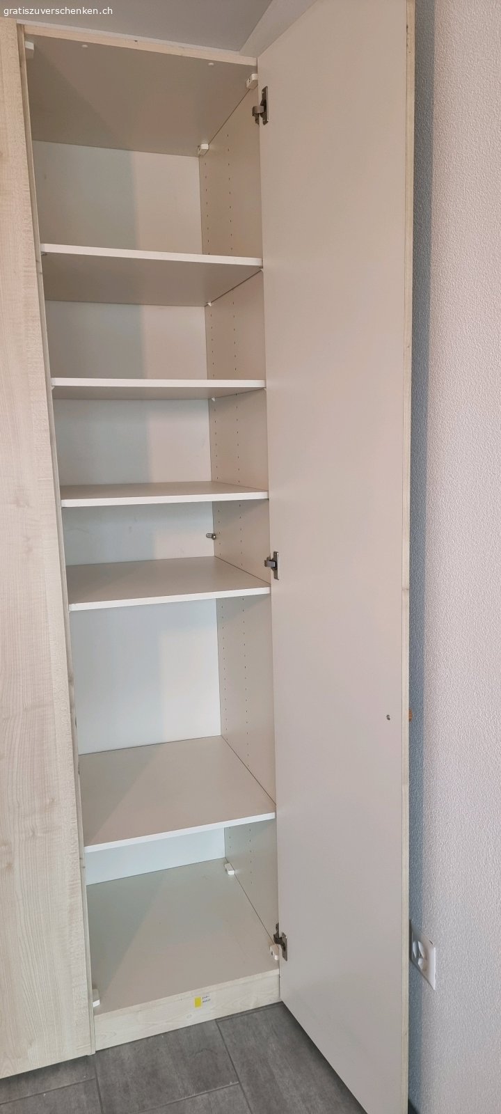 Kleiderschrank. Sauberer Kleiderschrank, gebraucht, Breite 102 / Höhe 221 / Tiefe 57 cm.
2 Türig, 1 Seite mit Hängestange, Höhe frei verstellbar, Optik Eiche hell, innen weiss. Muss abgeholt werden. Einfache Demontage.