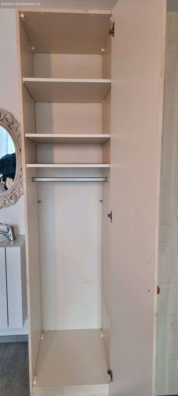 Kleiderschrank. Sauberer Kleiderschrank, gebraucht, Breite 102 / Höhe 221 / Tiefe 57 cm.
2 Türig, 1 Seite mit Hängestange, Höhe frei verstellbar, Optik Eiche hell, innen weiss. Muss abgeholt werden. Einfache Demontage.