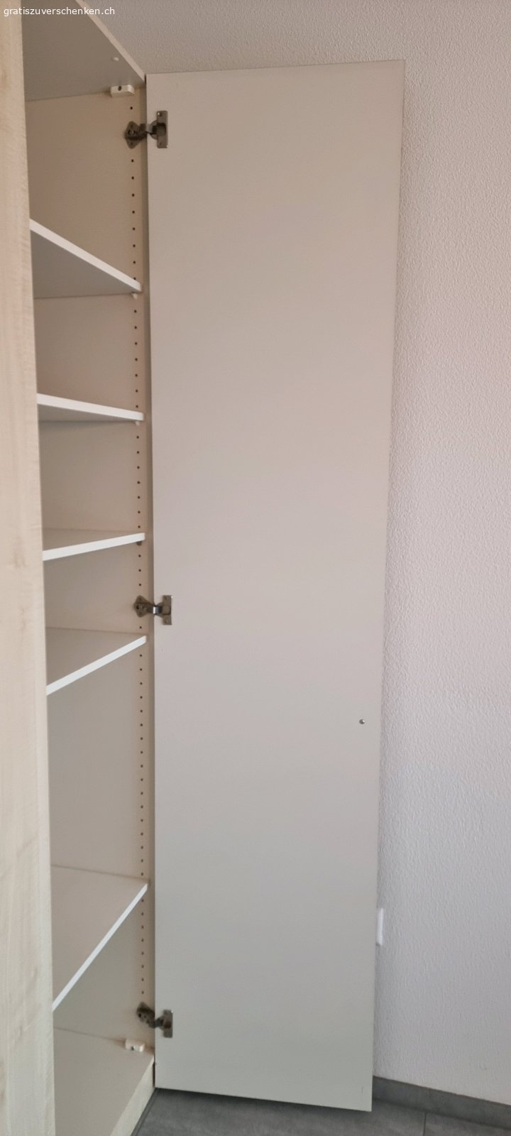 Kleiderschrank. Sauberer Kleiderschrank, gebraucht, Breite 102 / Höhe 221 / Tiefe 57 cm.
2 Türig, 1 Seite mit Hängestange, Höhe frei verstellbar, Optik Eiche hell, innen weiss. Muss abgeholt werden. Einfache Demontage.