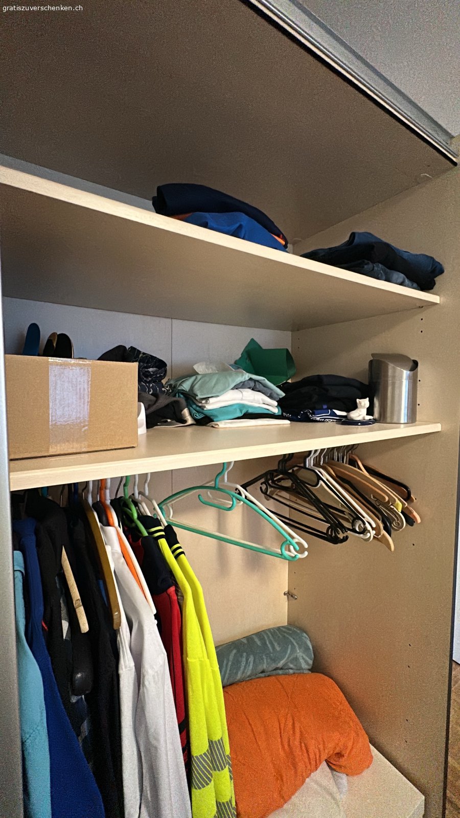 Kleiderschrank. ich verschenke Kleiderschrank, ohne Inhalt (Kleider usw…)