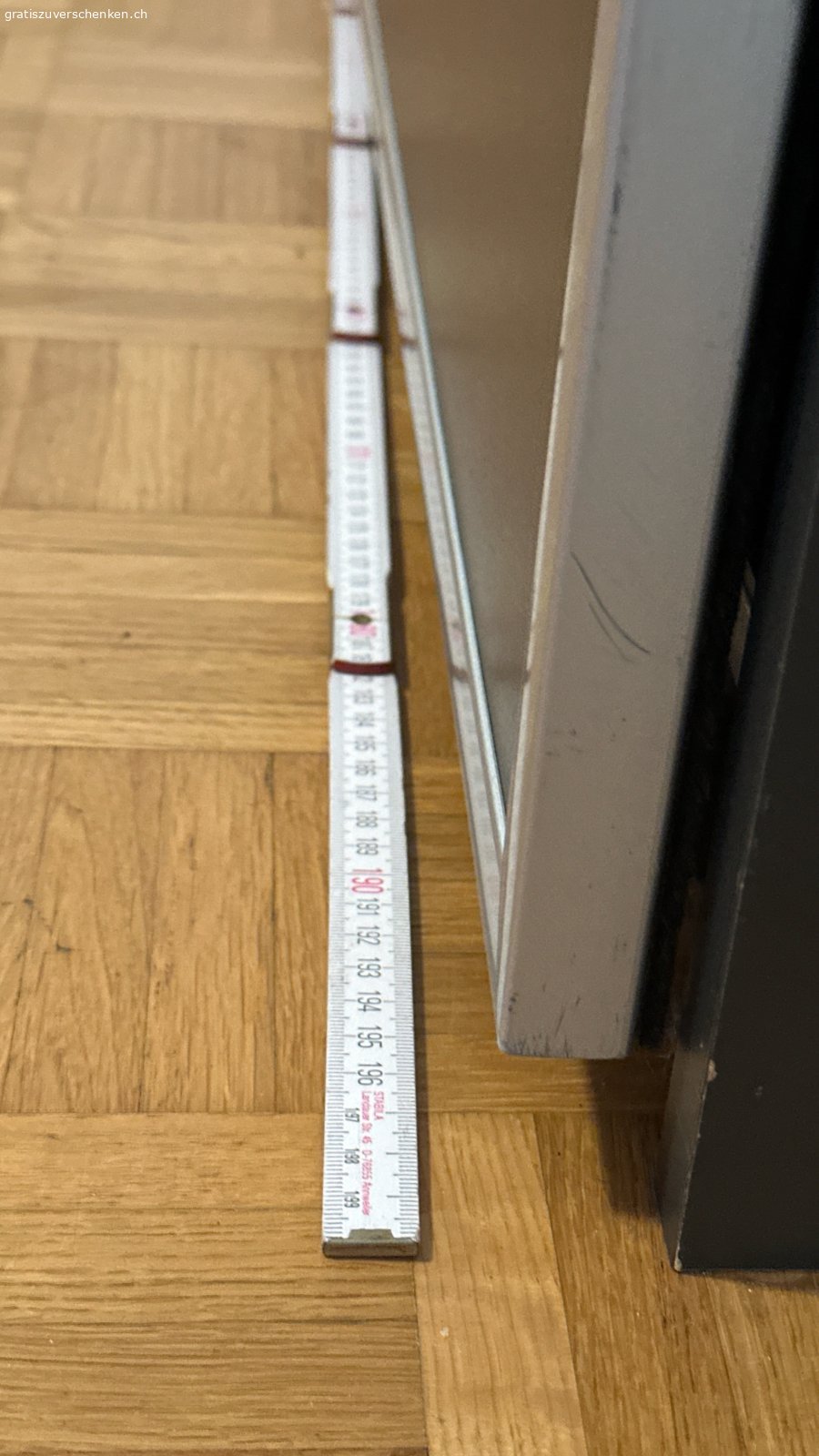Kleiderschrank. ich verschenke Kleiderschrank, ohne Inhalt (Kleider usw…)