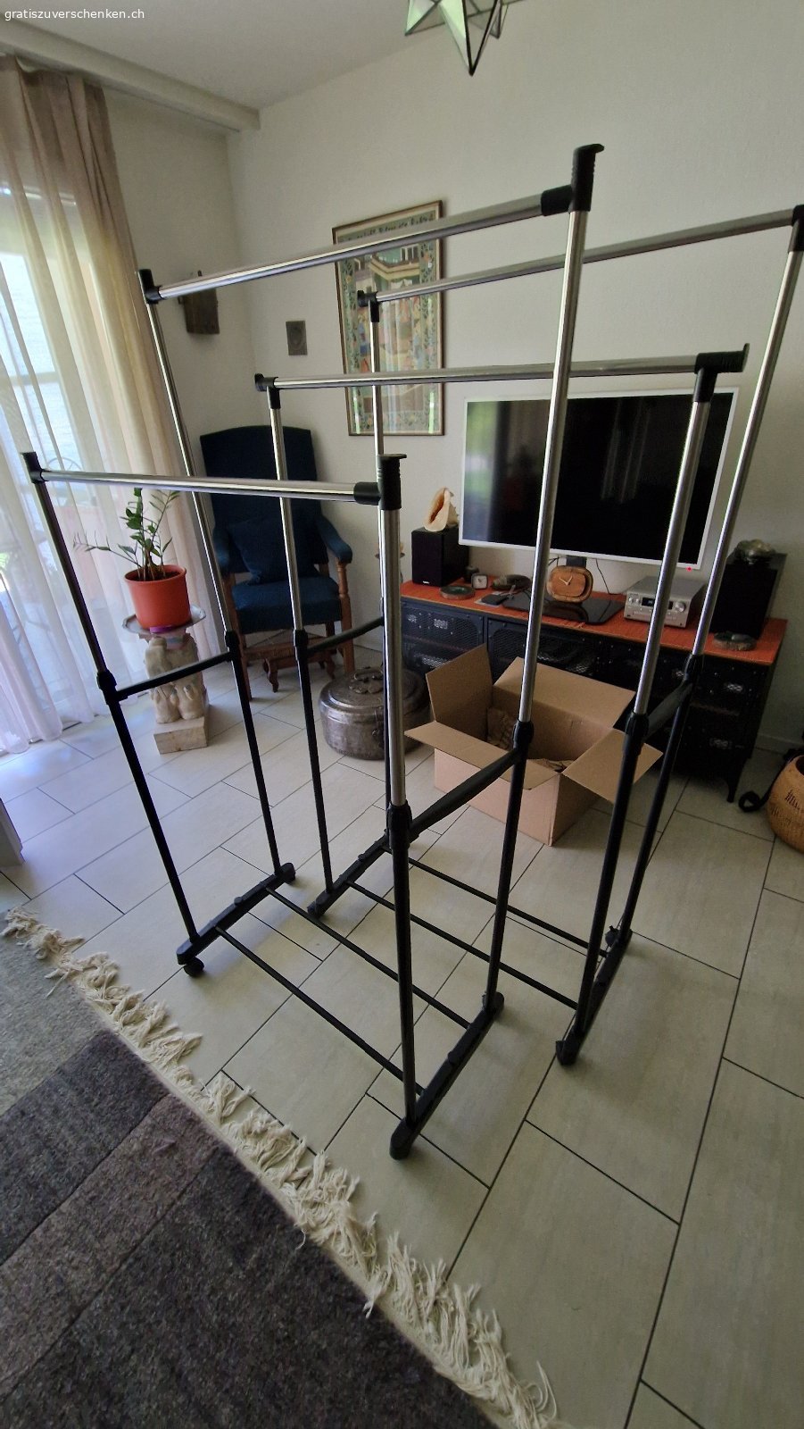 Kleiderständer. Ich gebe diese beiden Kleiderständer weiter da sie mir nur während des Umzugs ca. 3 Monate als Überbrückung geholfen haben. Höhenverstellbar mit wenigen Handgriffen. Ca. 80 cm breit T 40 cm in der Höhe verstellbar. Die Räder lassen sich einseitig arretieren. Es kann auch nur 1 Kleiderständer erworben werden. Eignen sich für die Bügelwäsche Hemden, T- Shirts und Leichte Kleider. Auch als zusätzlicher Ständer zum Wäsche trocknen ganz praktisch.
Nur Abholung da Originalschachtel nicht mehr vorhanden. 
Bitte nur über Gratis Inserate melden, damit ich antworten kann.