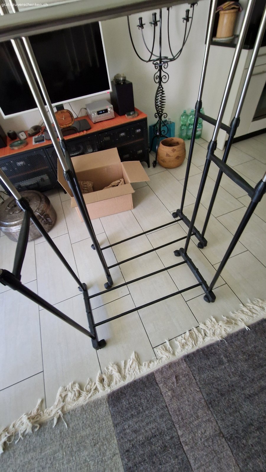 Kleiderständer. Ich gebe diese beiden Kleiderständer weiter da sie mir nur während des Umzugs ca. 3 Monate als Überbrückung geholfen haben. Höhenverstellbar mit wenigen Handgriffen. Ca. 80 cm breit T 40 cm in der Höhe verstellbar. Die Räder lassen sich einseitig arretieren. Es kann auch nur 1 Kleiderständer erworben werden. Eignen sich für die Bügelwäsche Hemden, T- Shirts und Leichte Kleider. Auch als zusätzlicher Ständer zum Wäsche trocknen ganz praktisch.
Nur Abholung da Originalschachtel nicht mehr vorhanden. 
Bitte nur über Gratis Inserate melden, damit ich antworten kann.