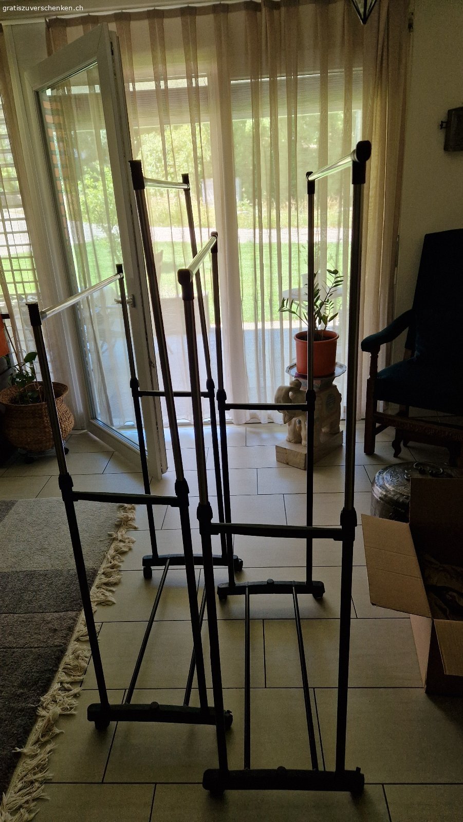 Kleiderständer. Ich gebe diese beiden Kleiderständer weiter da sie mir nur während des Umzugs ca. 3 Monate als Überbrückung geholfen haben. Höhenverstellbar mit wenigen Handgriffen. Ca. 80 cm breit T 40 cm in der Höhe verstellbar. Die Räder lassen sich einseitig arretieren. Es kann auch nur 1 Kleiderständer erworben werden. Eignen sich für die Bügelwäsche Hemden, T- Shirts und Leichte Kleider. Auch als zusätzlicher Ständer zum Wäsche trocknen ganz praktisch.
Nur Abholung da Originalschachtel nicht mehr vorhanden. 
Bitte nur über Gratis Inserate melden, damit ich antworten kann.
