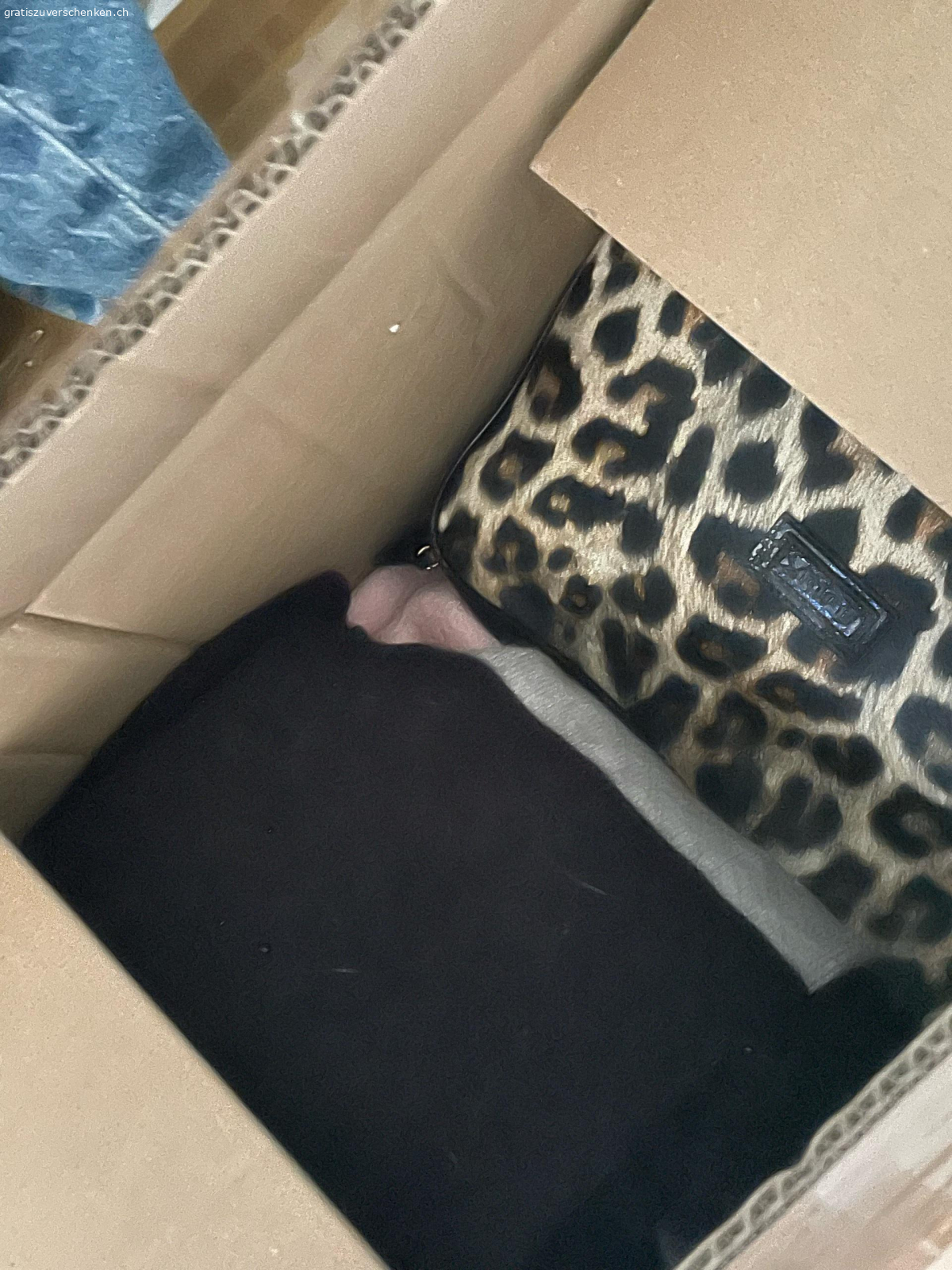 Kleidung & Accessoires - Mystery Box. Verschenke eine Mystery Box mit Kleidung (Wintermix, Sport) & Accessoires.
?WICHTIG: Katzenhaushalt! Wer Haare scheut, bitte nicht melden. Versand gegen Porto möglich. Ich freue mich, wenn’s Freude macht & Platz schafft! Bitte etwas Geduld beim Antworten.