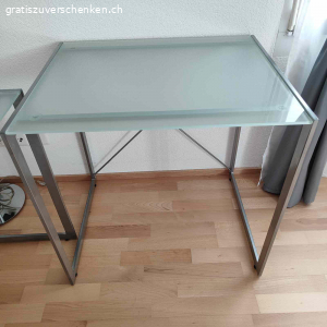 Kleiner Bürotisch. Kleiner Bürotisch abzugeben
Breite: 75cm
Tiefe: 61 cm
Höhe: 75 cm