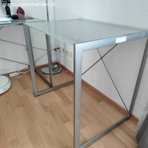 Kleiner Bürotisch. Kleiner Bürotisch abzugeben
Breite: 75cm
Tiefe: 61 cm
Höhe: 75 cm