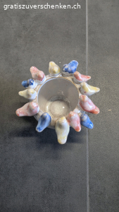 kleiner Topf mit farbigen Vögel